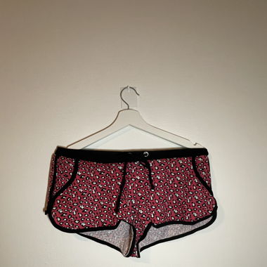 Kurze, pink-gemusterte Sporthose mit Gummizug