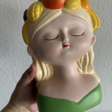 Vaso in ceramica per ragazza