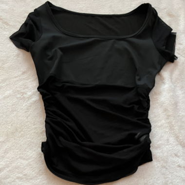 Schwarzes gerafftes Top