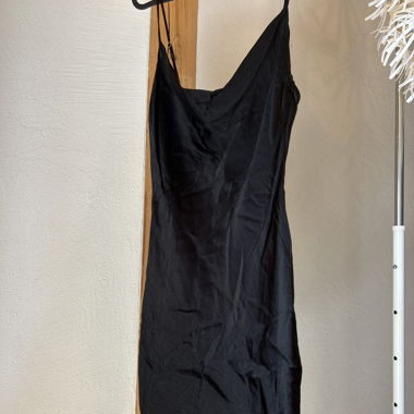 schwarzes kurzes Kleid