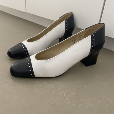 Zweifarbige schwarze und weisse Pumps
