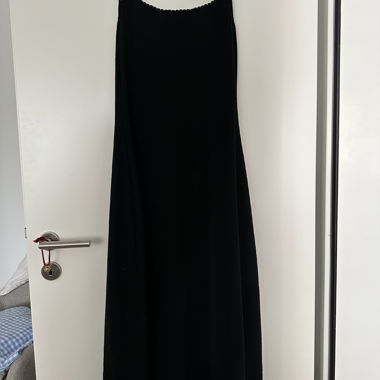 Robe noire à bretelles