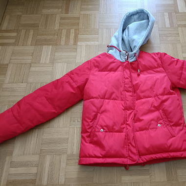 Rote Winterjacke