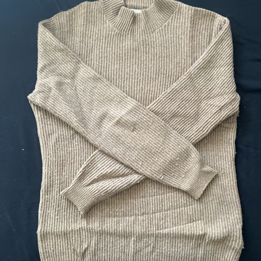 Sweater with small collar