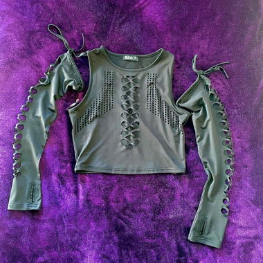 Gothic Oberteil mit Schnürdetails und Cutouts