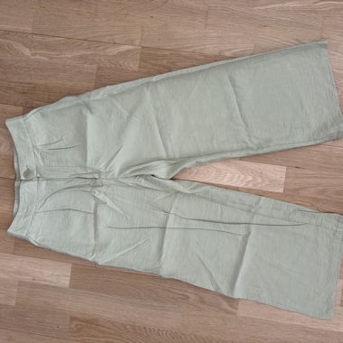 Kurz geschnittene Hose in Hellbeige und Grün