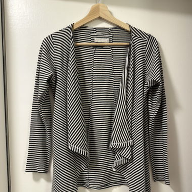 Gilet à rayures noires et blanches