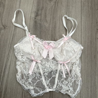 Haut en dentelle avec rubans roses