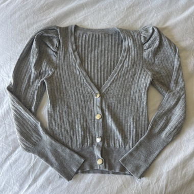 Grau geripptes Cardigan mit Knopfleiste