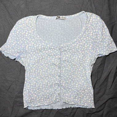 Top corto floreale azzurro chiaro con bottoni
