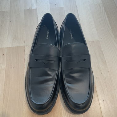 Black Pier One leather loafers