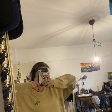 hellgelber strickpulli mit v-neck