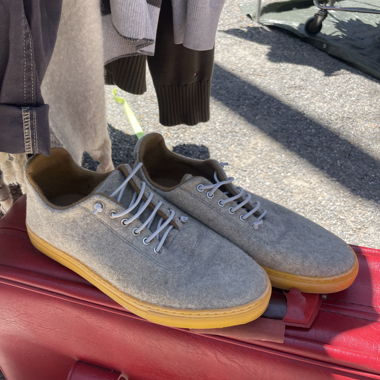 Scarpe grigie con lacci e suola in gomma