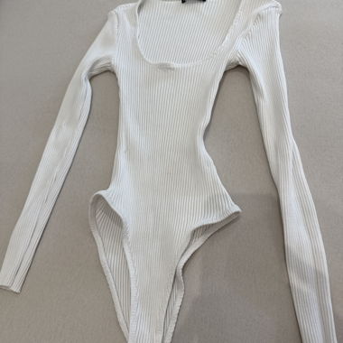 Body bianco a coste a manica lunga (stretchy)