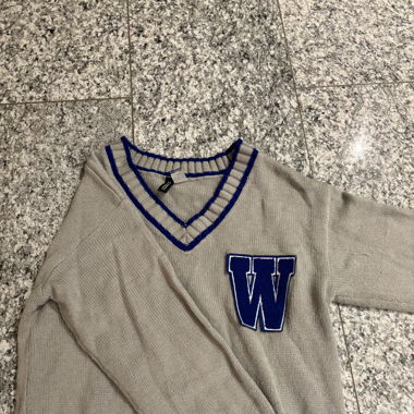 Grauer Pullover