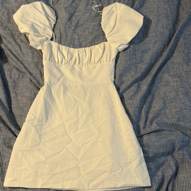 Weisses Minikleid mit Puffaermeln