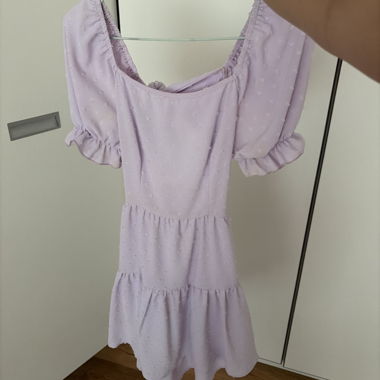 Lila Kleid mit Puffärmeln
