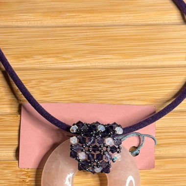 Donut in quarzo rosa con perle Swarovski e Miyuki
