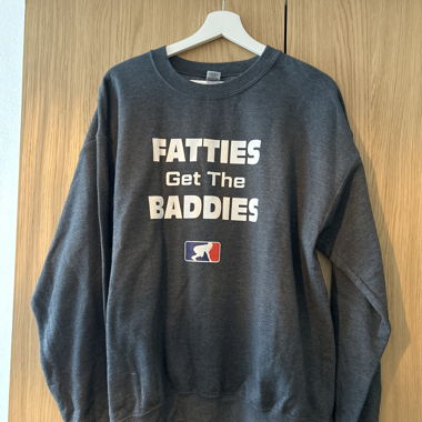 Grauer Statement-Sweater