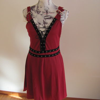 Robe bordeaux avec laçage