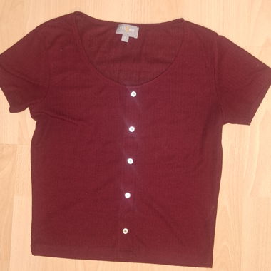 Top in maglia bordeaux con fila di bottoni