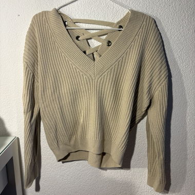 Beiger Schnuerschal-Pullover