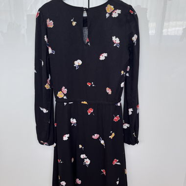 Robe noire à motif floral