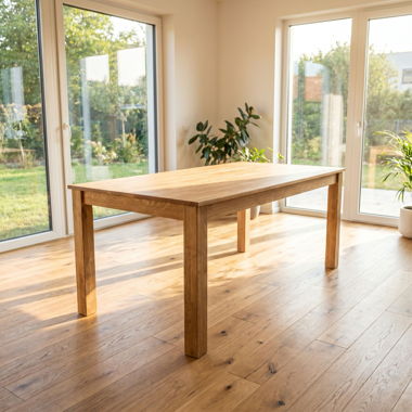 Like-new solid oak dining table made of solid wood