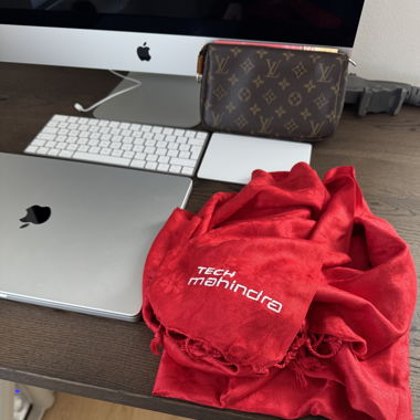 Roter Schal von Tech Mahindra