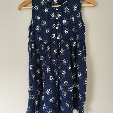 Blaues ärmelloses Kleid