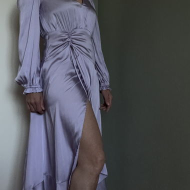 Lange Maje-Kleid mit Satin-Effekt in Flieder