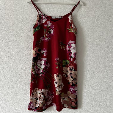 Vestito in satin, rosso con motivo floreale, taglia S/36
