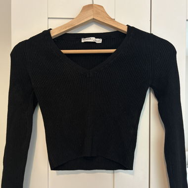 Maglione nero a coste aderente