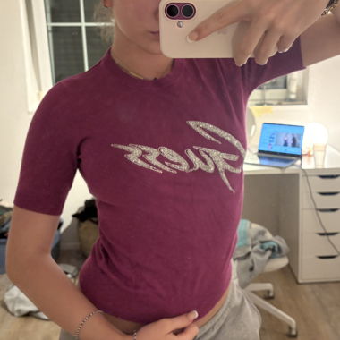 top rosa raro Guess