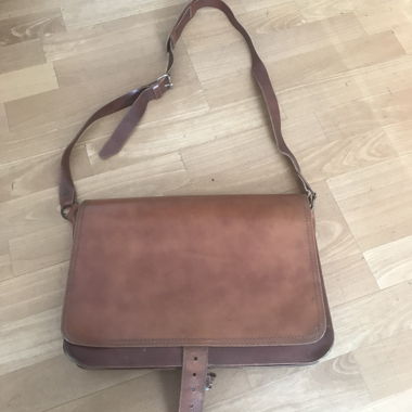 Leder-Umhaengetasche