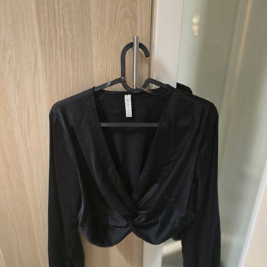 Top nero in raso a maniche lunghe