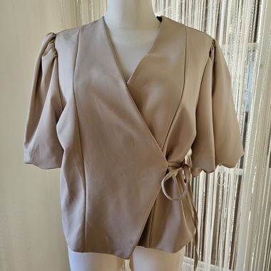 Beige Wickelbluse mit Puffärmeln
