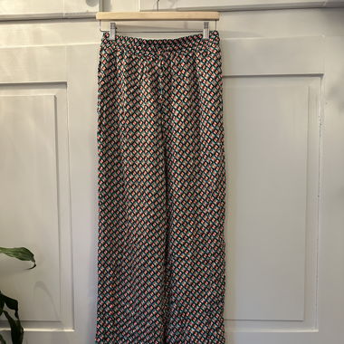 lockere farbige Stoffhose