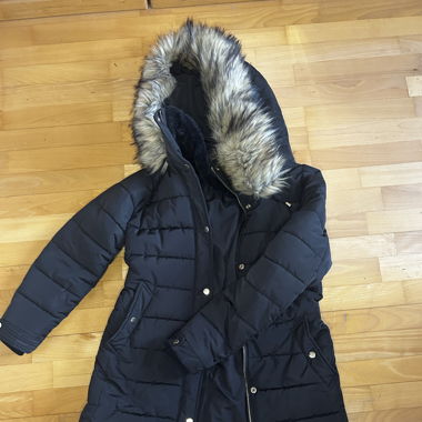 Manteau d'hiver noir avec capuche