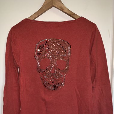 Pull rouge brique, glittering skull