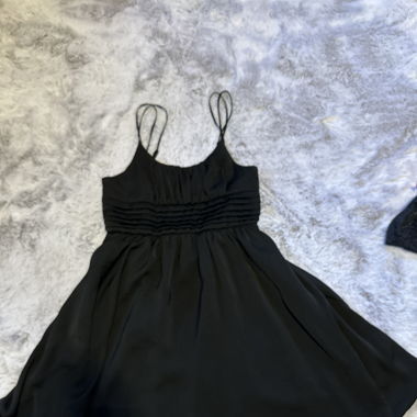Süsses Schwarzes Kleid