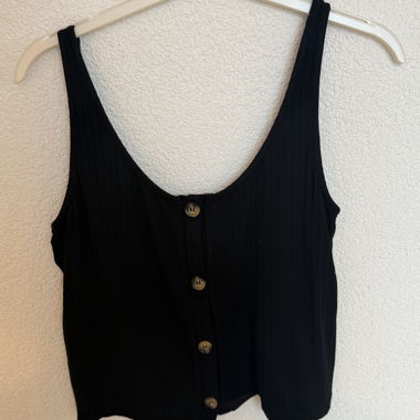Top nero con bottoni