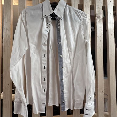 Chemise blanche avec détails contrastés