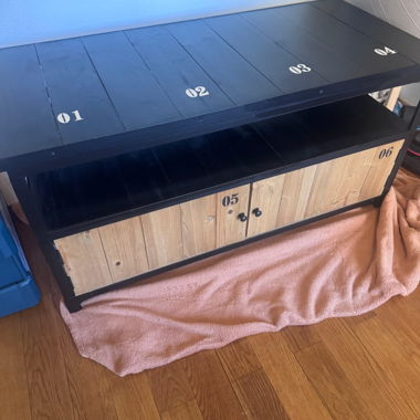 TV-Möbel und Couchtisch im Industrie-Stil