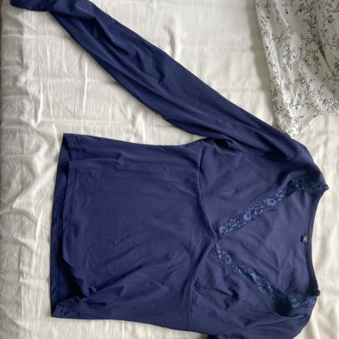 Blaues langarm Top