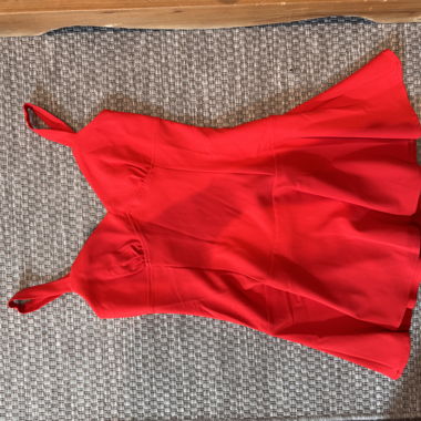 Abito rosso con spalline sottili