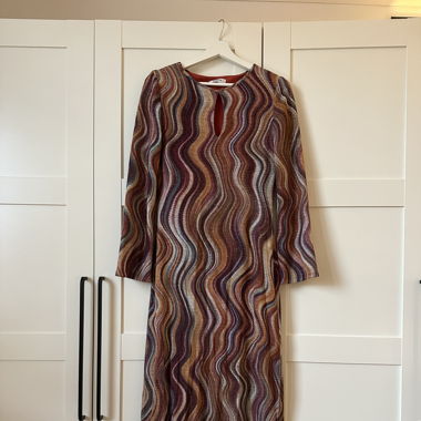 Farbenfrohes langes Kleid