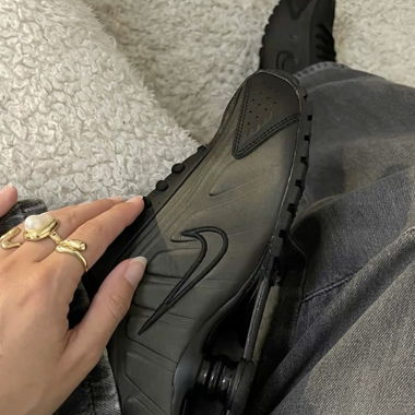 Black Nike Shox R4