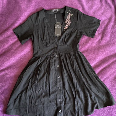 Schwarzes Kleid