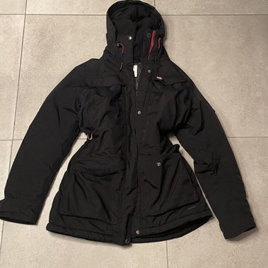 black fjäll räven parka jacket adjustable at waist